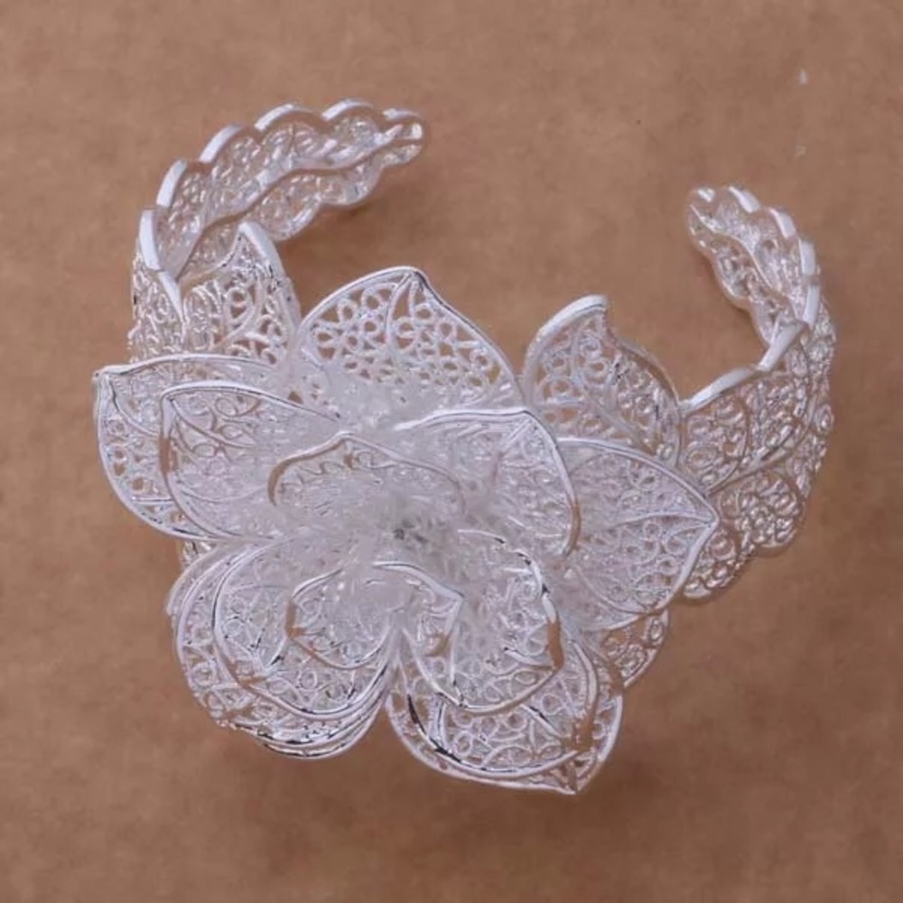 SALE 🛑! New bangle bracelet 🌸